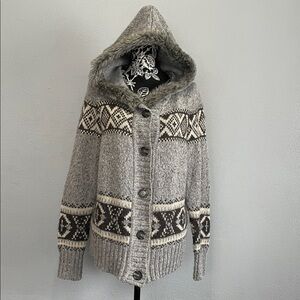 St. John's Bay Men's Gray and Cream Sweater